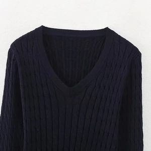 Pull femme noir col en V à mailles torsadées style minimaliste pour l'automne-hiver