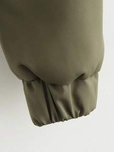 Detail der elastischen Manschette an der olivgrünen wattierten Jacke aus Strukturstoff