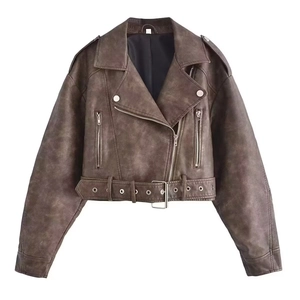 Détails d'une veste de motard vintage en similicuir avec texture vieillie et zips métalliques