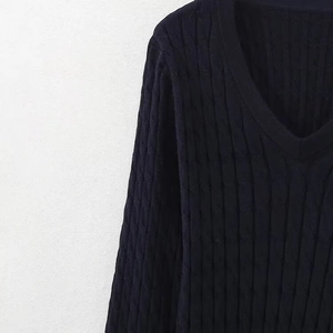 Pull en tricot torsadé pour femmes avec col en V en bleu marine et texture côtelée