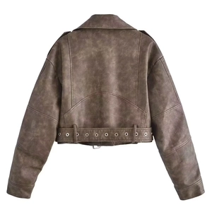 Vue détaillée du dos d'un blouson biker court en similicuir avec ceinture à œillets argentés