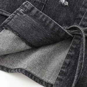 Vue détaillée du denim délavé gris foncé avec bords effilochés et cordon de serrage