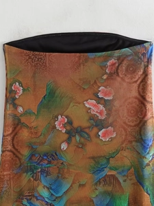 Detailaufnahme des Vintage-Netzstoffs mit Kunstdruck und feiner schwarzer Paspelierung