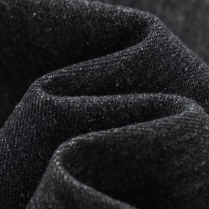 Gros plan d'un tissu en denim lavé gris foncé de haute qualité à texture épaisse
