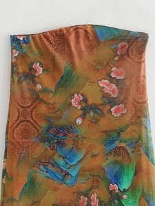 Detail eines künstlerischen Bandeau-Kleids mit chinesischem Landschafts- und Blumenmuster