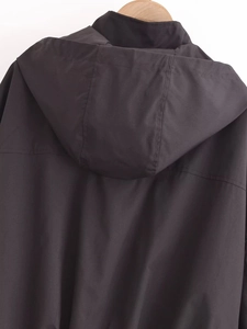 Détail de la couture de capuche et du tissu coupe-vent sur une veste noire pour femme
