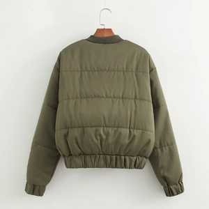 Kurze Steppjacke in Armeegrün mit gestepptem Design und gerippten Abschlüssen Rückansicht