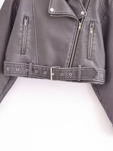 Détail de la veste de moto en similicuir gris anthracite avec ceinture réglable et fermetures éclair