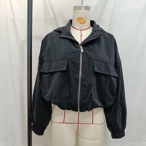 Veste à capuche noire pour femme avec grandes poches cargo et design streetwear chic
