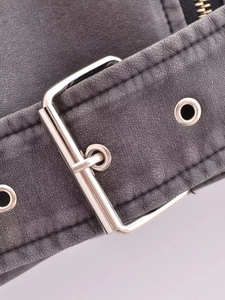 Gros plan de la ceinture en similicuir avec boucle argentée et texture vintage
