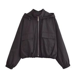 Veste coupe-vent noire à capuche pour femme avec fermeture éclair et poches cargo