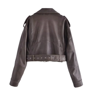Détail d'une veste de motard en similicuir marron foncé avec pattes d'épaule et ceinture