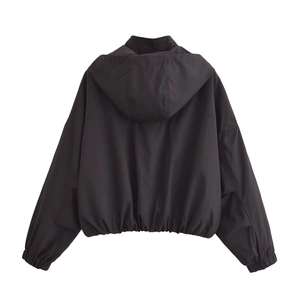 Vue arrière d'une veste à capuche noire minimaliste pour femmes avec poignets élastiques