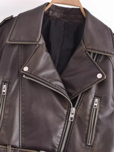 Détail du blouson biker marron foncé en similicuir avec clous argentés et fermetures éclair