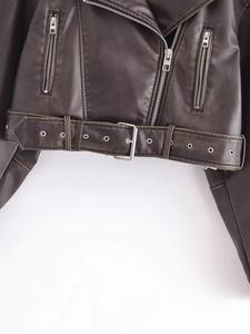 Détails de veste biker en similicuir marron foncé avec boucle de ceinture et zips en métal