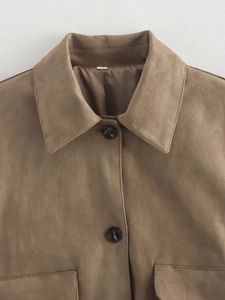 Detail der braunen Wildlederimitat-Jacke mit Umlegekragen, Knöpfen und Größenetikett S