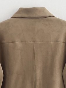 Detailansicht der Rückennaht und Wildledertextur einer braunen Winterjacke
