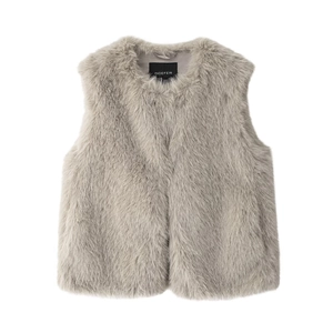 Détail du gilet en fausse fourrure grise montrant la doublure et la texture douce
