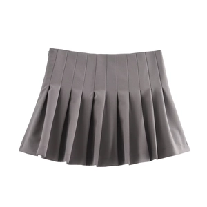Set due pezzi da donna con minigonna a pieghe grigia e giacca corta con cappuccio casual