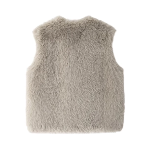 Détail de la texture en fausse fourrure pelucheuse et du tissu gris doux du gilet de mode