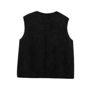 Vue détaillée de la texture en fausse fourrure noire sur ce gilet d'hiver élégant