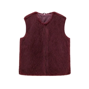 Détail d'un gilet en fausse fourrure bordeaux avec doublure soyeuse pour femmes