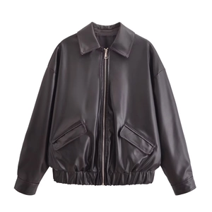 Detail einer schwarzen PU-Lederjacke mit klassischem Revers und Metallreißverschluss