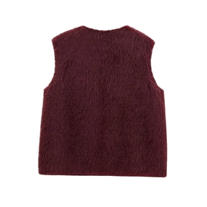 Détail du gilet en fausse fourrure bordeaux moelleux avec texture pelucheuse et col rond