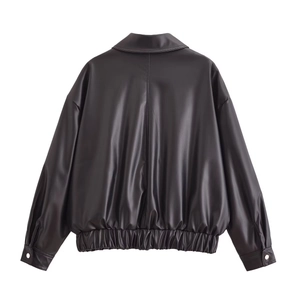 Detailansicht der Rückseite einer locker sitzenden Kunstlederjacke mit elastischem Saum