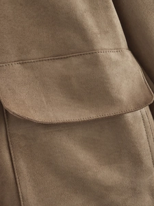Detailaufnahme der Pattentasche und Nähte an der Wildlederjacke in Khakibraun