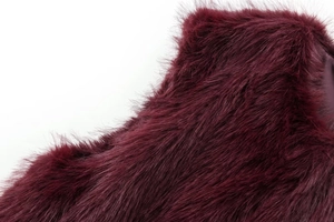 Gros plan sur la texture luxueuse de la fourrure bordeaux et la doublure en satin