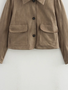 Detailansicht der braunen Wildlederjacke mit klassischem Kragen und großen Pattentaschen