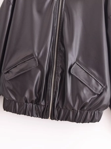 Detail der schwarzen Kunstlederjacke mit Silberreißverschluss und Taschendesign