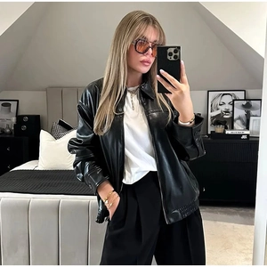 Giacca da aviatore da donna in ecopelle nera, vestibilità oversize con zip frontale