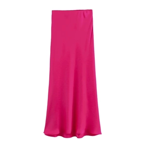 Eleganter rosaroter Satin-Maxirock mit hoher Taille und seidig fließender Silhouette