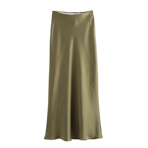 Eleganter Satin-Midirock in Olivgrün mit hoher Taille und fließender Seidentextur