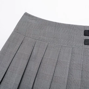 Jupe-short plissée grise à carreaux pour femmes avec boucle latérale et taille haute