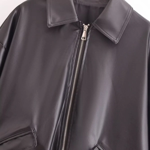 Schicke Damen Kunstlederjacke in Schwarz mit klassischem Kragen und Reißverschluss