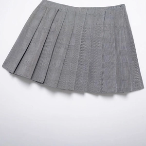 Jupe plissée à carreaux gris pour femme avec taille haute en vue à plat