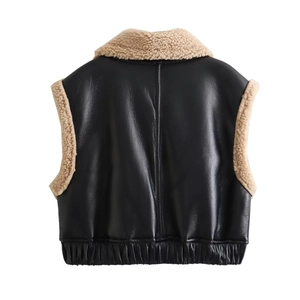 Vue arrière du gilet en similicuir noir avec col en fourrure beige et ourlet élastique