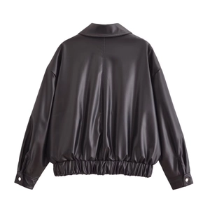 Damen Oversize-Bomberjacke aus braunem Kunstleder mit elastischem Saum und Rückansicht