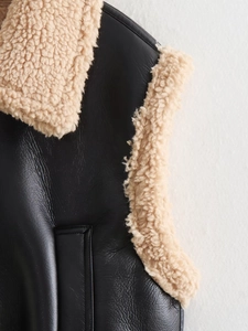 Détail de la couture en cuir noir et de la doublure en laine bouclée de cette veste