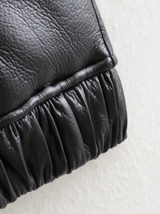 Détail de la texture cuir noir de haute qualité avec coutures fines et bords plissés