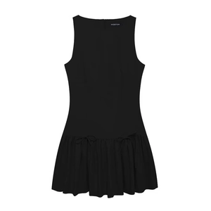 Vue détaillée de la mini-robe noire sans manches avec ourlet plissé et détails de nœuds
