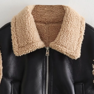 Gilet femme en similicuir noir avec col en peau de mouton beige et fermeture éclair