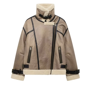 Détails de la veste en suédine avec doublure en peau de mouton et boucle métallique au col