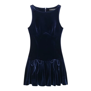Détails de la mini robe en velours bleu foncé avec ourlet plissé et petits nœuds