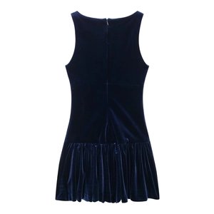 Détail macro de la robe en velours bleu marine avec plis élégants et texture de tissu lisse