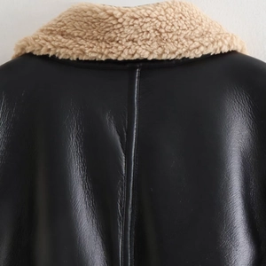 Gilet chic en similicuir noir pour femme avec col en polaire blanc cassé automne