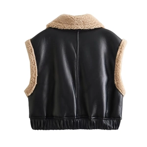 Gilet femme en similicuir noir avec col en fourrure beige et ourlet élastique au dos